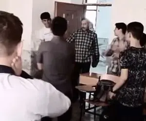 آواز احساسی؛ دانش آموزان معلم رو برای تولدش سوپرایز کردن ولی با یه سیلی به غم ختم شد