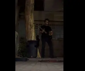آواز خیابانی؛ ببینید آقای سبیل چخماقی چه عاشقانه آهنگ میزنه تو دل شب!