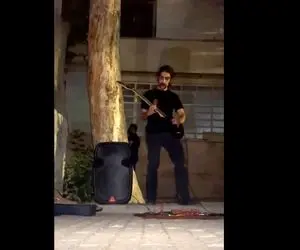 آواز خیابانی؛ ببینید آقای سبیل چخماقی چه عاشقانه آهنگ میزنه تو دل شب!