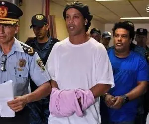 پای رونالدینیو به زندان باز می شود؟!