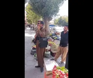 آواز خیابانی؛ ببینید آقاهه با لباس کردی چه آهنگی پیش سبزی فروش خوند ماشاالله