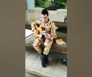 آواز خیابانی؛ سرباز خوش صدایی که به زیبایی آهنگ چتر مسعود صادقلو رو خوند و گیتار زد