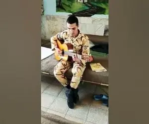 آواز خیابانی؛ سرباز خوش صدایی که به زیبایی آهنگ چتر مسعود صادقلو رو خوند و گیتار زد