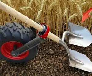 ابتکارات؛ آقای اصلاح طلب بیلشو دو منظوره کرد هم شخم بزنه هم بذر بکاره