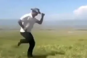 آواز شاد؛ کشاورز و گاوچرون به این شادی دیده بودین وسط صحرا پایکوبی کنن به این خوبی؟