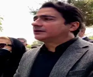 آواز جگرسوز؛ همایون شجریان با بغض و حسرت سر مزار پدرش میخونه / ماشاالله جمعیت