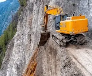 ابزارآلات غول پیکر؛ اپراتور بیل مکانیکی کارایی میکنه و جاهایی میره که به عقل جن نرسه