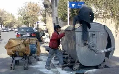 ببینید زباله گرد با زباله تو دستش شبانه چه قدرتی آهنگ استاد شجریان بابافغانی رو خوند