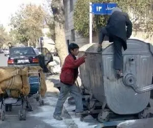 ببینید زباله گرد با زباله تو دستش شبانه چه قدرتی آهنگ استاد شجریان بابافغانی رو خوند