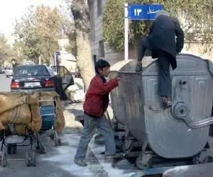 ببینید زباله گرد با زباله تو دستش شبانه چه قدرتی آهنگ استاد شجریان بابافغانی رو خوند