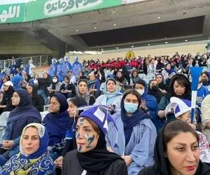 (عکس) قاب تماشایی از دختر استقلالی در استادیوم