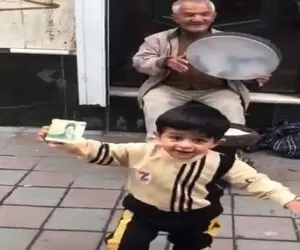 آواز شاد؛ این پول چیه که همه دوسش دارن نوازنده به بچه کوچولو شاباش داد یه رقصی کردا