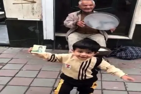 آواز شاد؛ این پول چیه که همه دوسش دارن نوازنده به بچه کوچولو شاباش داد یه رقصی کردا