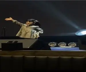 آواز شاد؛ دختربچه فسقلو یجور رو ریتم آهنگ میرقصه و عشوه میاد مجری تو مخیلش گنج نکنه