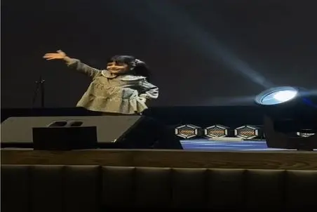 آواز شاد؛ دختربچه فسقلو یجور رو ریتم آهنگ میرقصه و عشوه میاد مجری تو مخیلش گنج نکنه