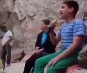 آواز احساسی؛ پسر نیم وجبی حنجره طلا با سوز و آه تو دل کوه آهنگ معروف شجریان رو خوند