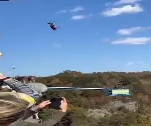 مستند آدرنالین؛ مرد از ارتفاع ۵۰۰متری پرید عین نقطه تو هواس داشت میخورد زمین چترو زد