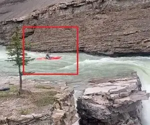 معماری طبیعت؛ مرد قایق سوار نزدیک آبشار شد فیلمبردار به جاش سکته کرد ولی معجزه شد
