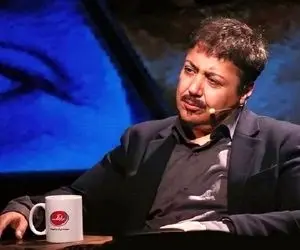 عکسی از مازیار لرستانی با موهایی سفید در جمعی مردانه