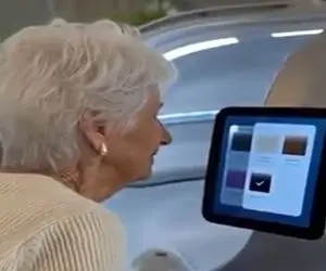 فناوری نوین؛ پیرزن رفته دبی یه دستگاه دید سرشو کرد توش موهاشو مشکی کرد چشاش چارتا شد