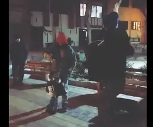 آواز خیابانی؛ اوج خلاقیت به این میگن با عروسک گردون چه آهنگی میزنن فقط حرکت موزونش