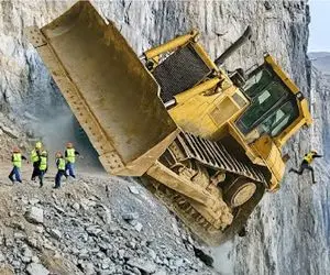 جا به جایی جانکاه؛ اپراتور بیل مکانیکی کله شق رفت جایی که نباید لیز خورد تو دره 