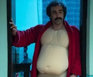 عکس نقی یا همان محسن تنابنده در حمام با حوصله جلو باز!