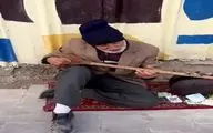 آواز شاد؛ پیرمرد عصای پیریش بچه هاش نبودن صداشه وسط پیاده رو مشتی خوند ملت دورش کردن