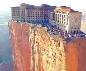 معماری خلاقانه / مجتمع ساخته نوک قله کوه آسانسورش از دل کوه بالا پایین میشه