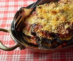 شام مهمون داری نمیدونی چی بپزی؟ / گراتن بادمجان یه غذای شیک که همه سرش دعوا می کنن