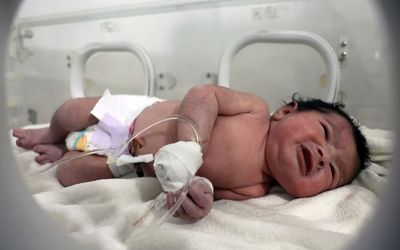 (ویدئو) سرنوشت نوزادی که زیر آوار به دنیا آمد 