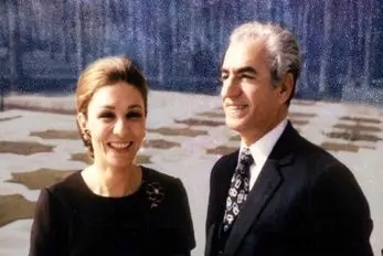 سفر به ایام قدیم سال 1357؛ شاه و فرح بعد فرار رفتن مراکش تو استخر ویلا شنا کنن