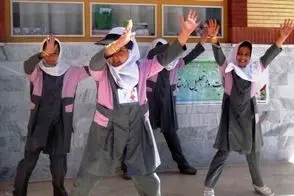 آواز شاد؛ دو تا دختر بچه شیرین با رقص شون تو مدرسه آتشی ب پا کردن
