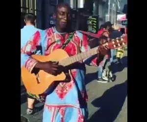 آواز خیابانی؛ ببینید این سیاه پوست چه خفن با لهجه خارجیش میخونه فقط چطوری گفتنش!