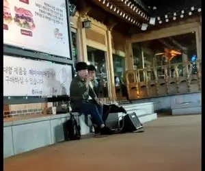 آواز خیابانی؛ ببینید پسرهای ژاپنی تو محوطه دانشگاه چه آهنگ خارجی میخونن با اون لهجشون