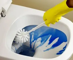 ترفندهای خانه داری؛ تمیز کردن لکه های زرد و سمج توالت فرنگی