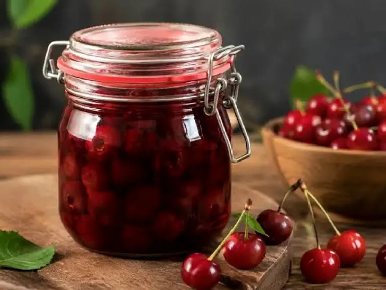 آموزش آشپزی؛ طرز تهیه کمپوت گیلاس خونگی با ماندگاری بالا