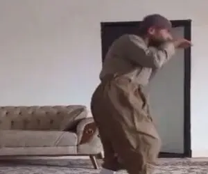 آواز شاد؛ این آقا با شلوار کردی یطوری مریض میرقصه انگار خستس ولی مجبوره خودی نشون بده