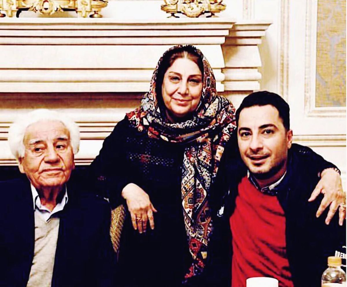 نوید محمدزاده در کنار مادر و پدرش
