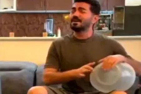 آواز شاد؛ پسره داره واسه باجناقش آهنگ میخونه اونم از ته دل جوگیرانه حرکت موزون میره