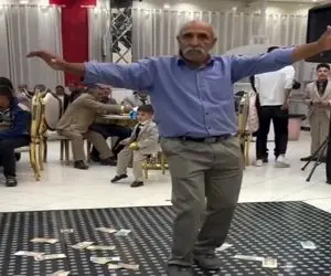 آواز محلی؛ پیرمرد قبل عروسی مهره هاشو روغن کاری کرده به یاد جوونیش یه حرکتایی میزنه
