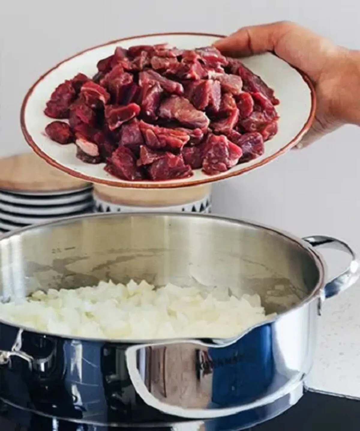 تفت دادن گوشت با پیاز