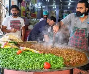 غذای خیابانی؛ این آشپز پر جنب و جوش با ادویه جات آتیشی چه خواک بامزه ای میده به مشتری