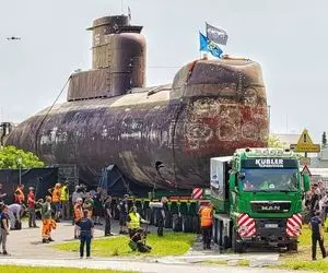 جا به جایی غول پیکر؛ حمل زیر دریای که کف اقیانوس جولان گاه اوست رو آسفالت پشت تریلی