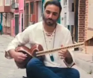 آواز بهشتی؛ جوان مو بلند بی خیال دنیا نشسته سر کوچه و بر گیسویت زن شانه می خونه