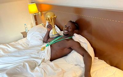 (عکس) مانه با کاپ قهرمانی آفریقا در تختخوابش: الحمدلله!