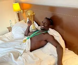 (عکس) مانه با کاپ قهرمانی آفریقا در تختخوابش: الحمدلله!