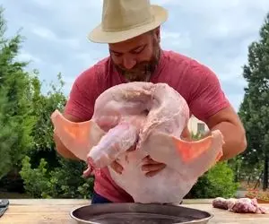 بریونی کردن بوقلمون یکه! یه آشپزی در طبیعت دبش با سوپرایز داخل شکمش این همه نمک چی میگه؟