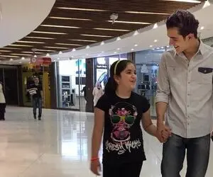 آواز شاد؛ رقص و هنرنمایی علی شادمان برای خواهرش قبل اومدن مهمونا