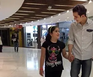 آواز شاد؛ رقص و هنرنمایی علی شادمان برای خواهرش قبل اومدن مهمونا